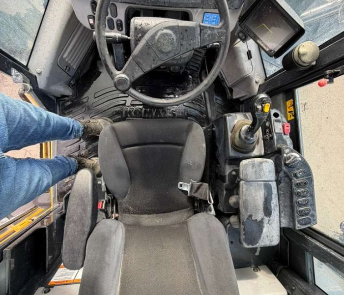2019-Komatsu-WA320-8-Wheel-Loader-306205