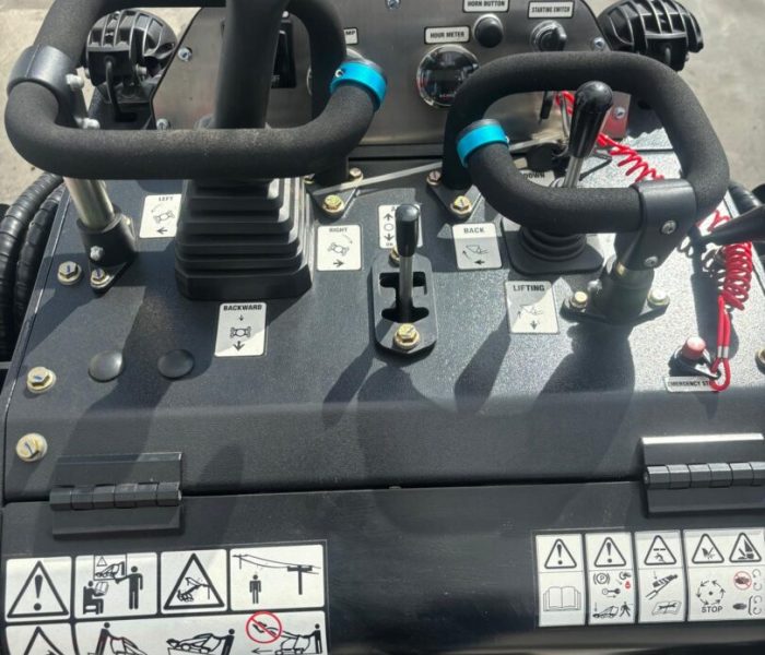 2023-ST900HD-Mini-Skid-Steer-Loader-4.jpg