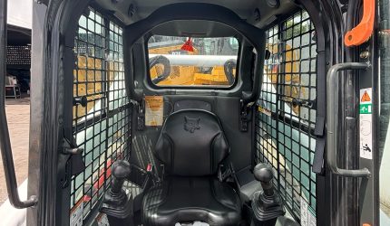 305800