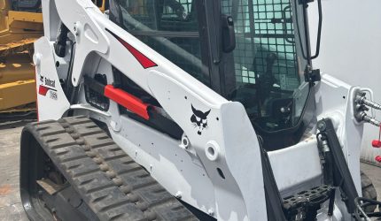 305800