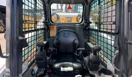 305900