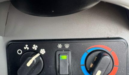 305900